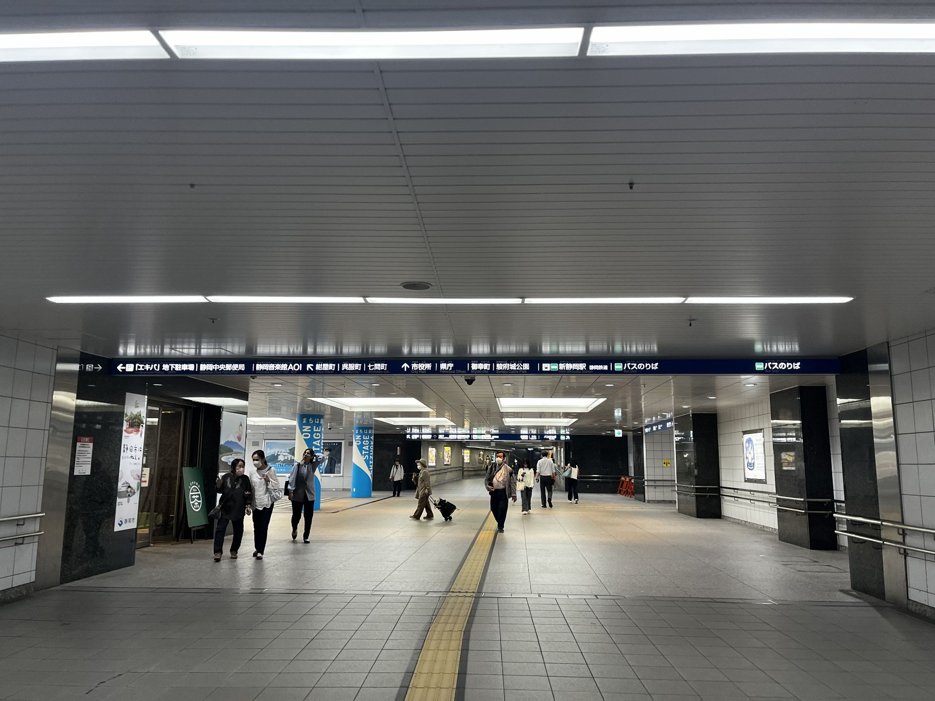 地下道を歩きます。駿府城公園そばにあるので、駿府城公園の案内に従っていきます。