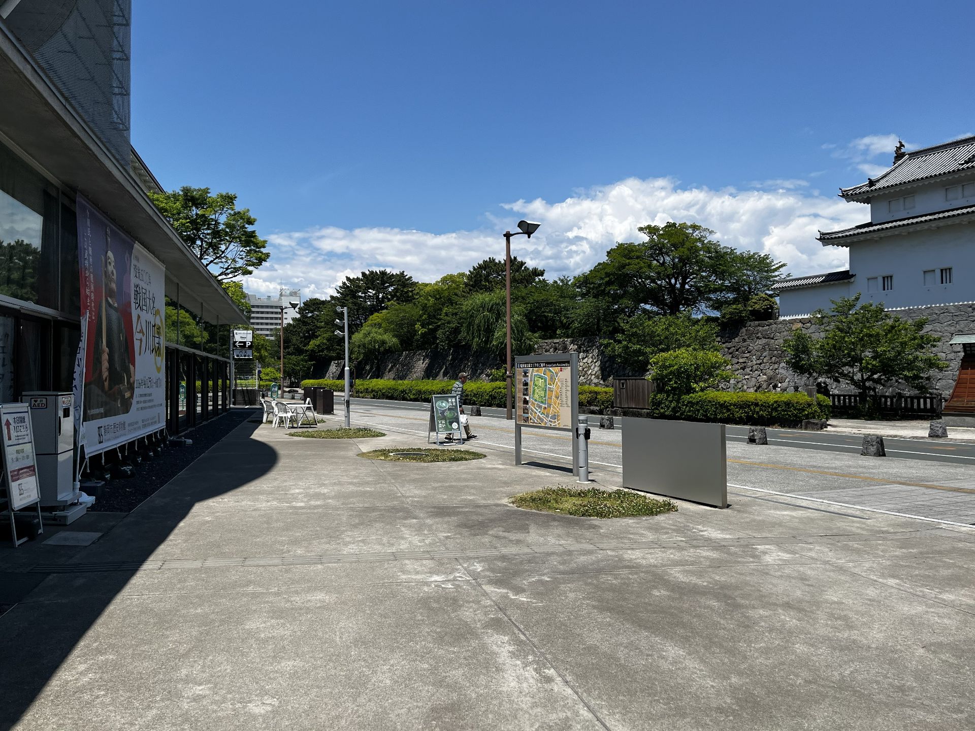 博物館を左に、そのまままっすぐ進みます。