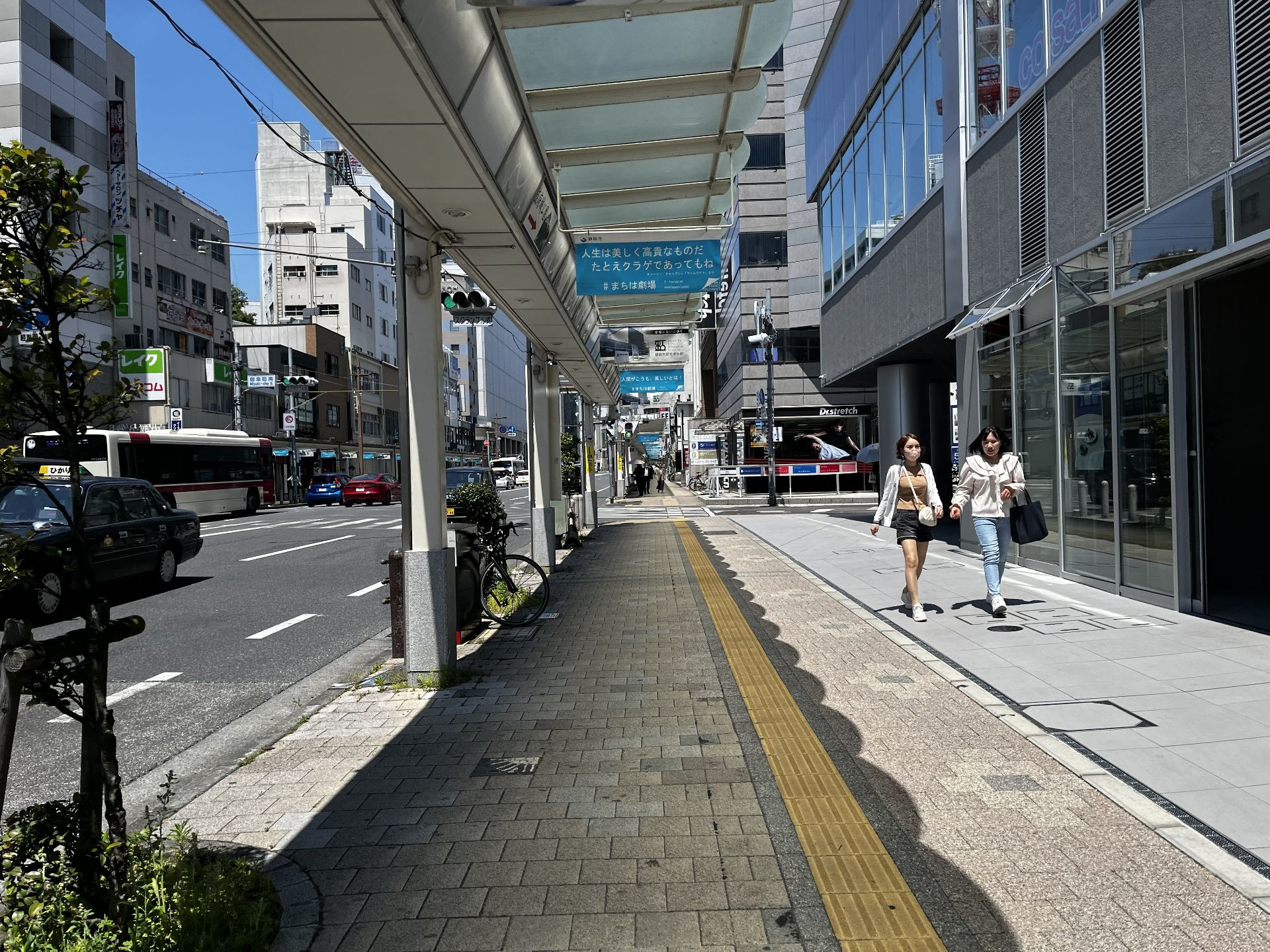 階段を上がってそのまま道なりに。