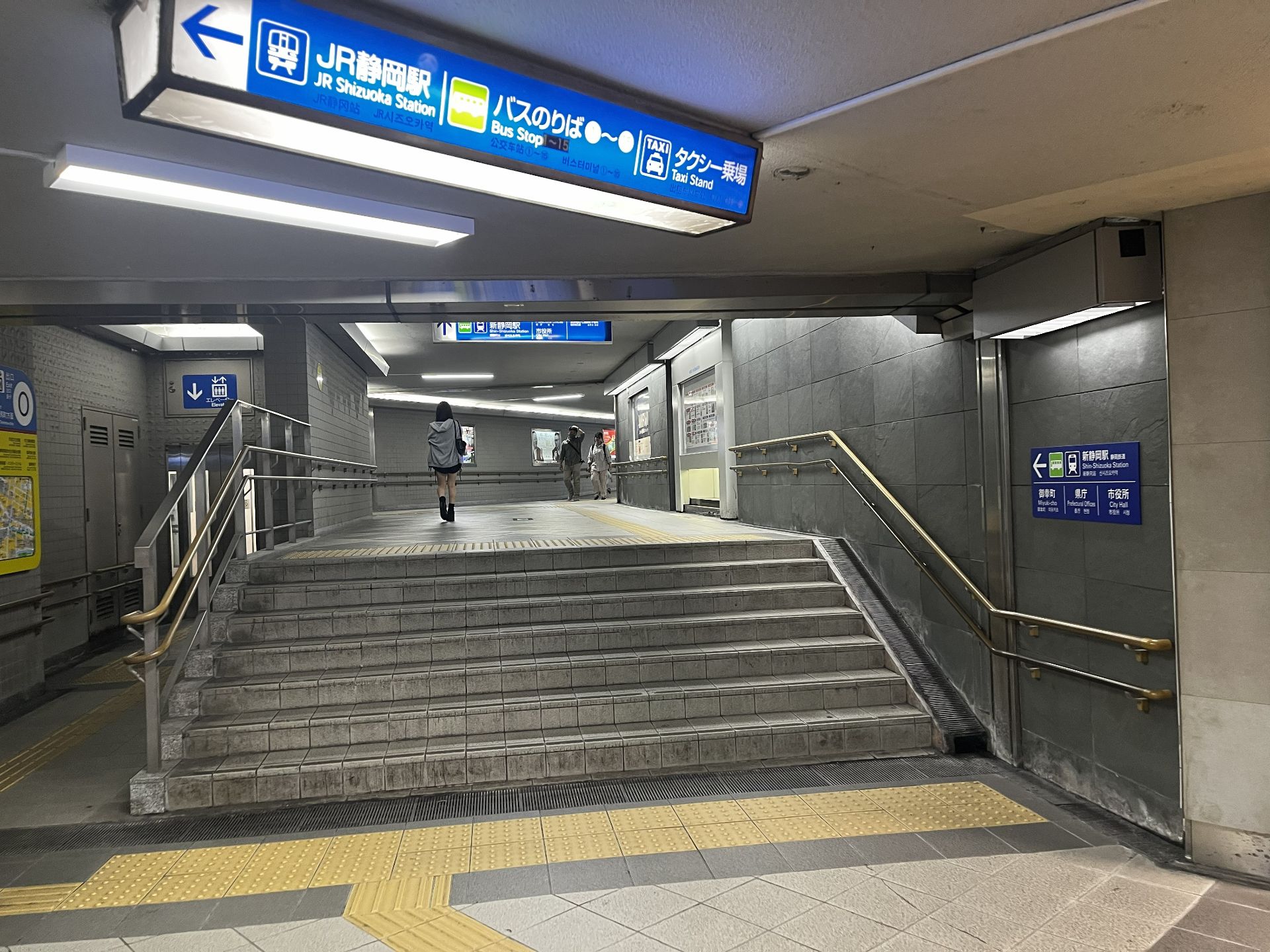 分かれ道を左へ。