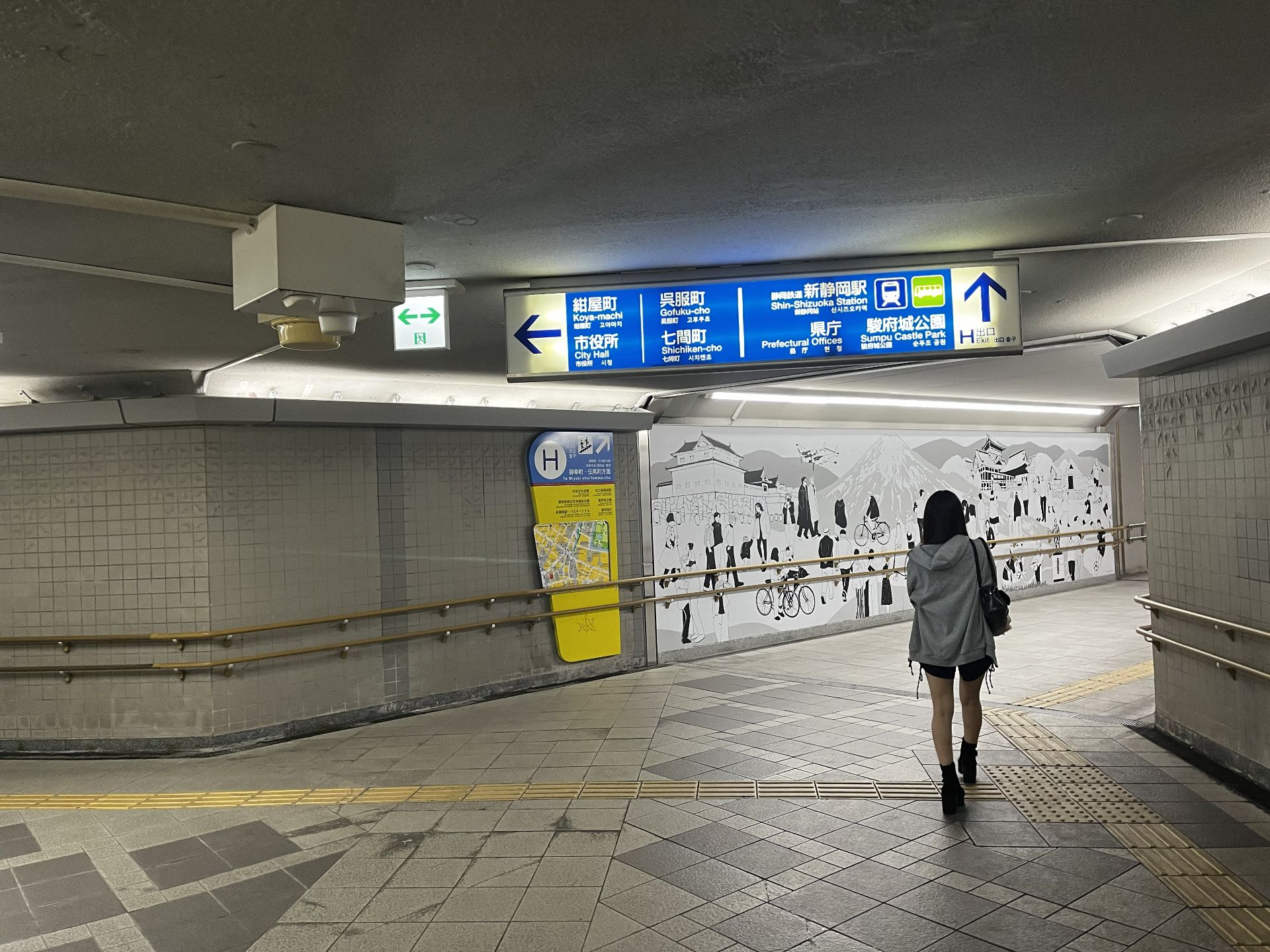 駿府城公園方面へ。
このままいくと階段があるので、
そのまま地上へ。(写真撮り忘れました💦)