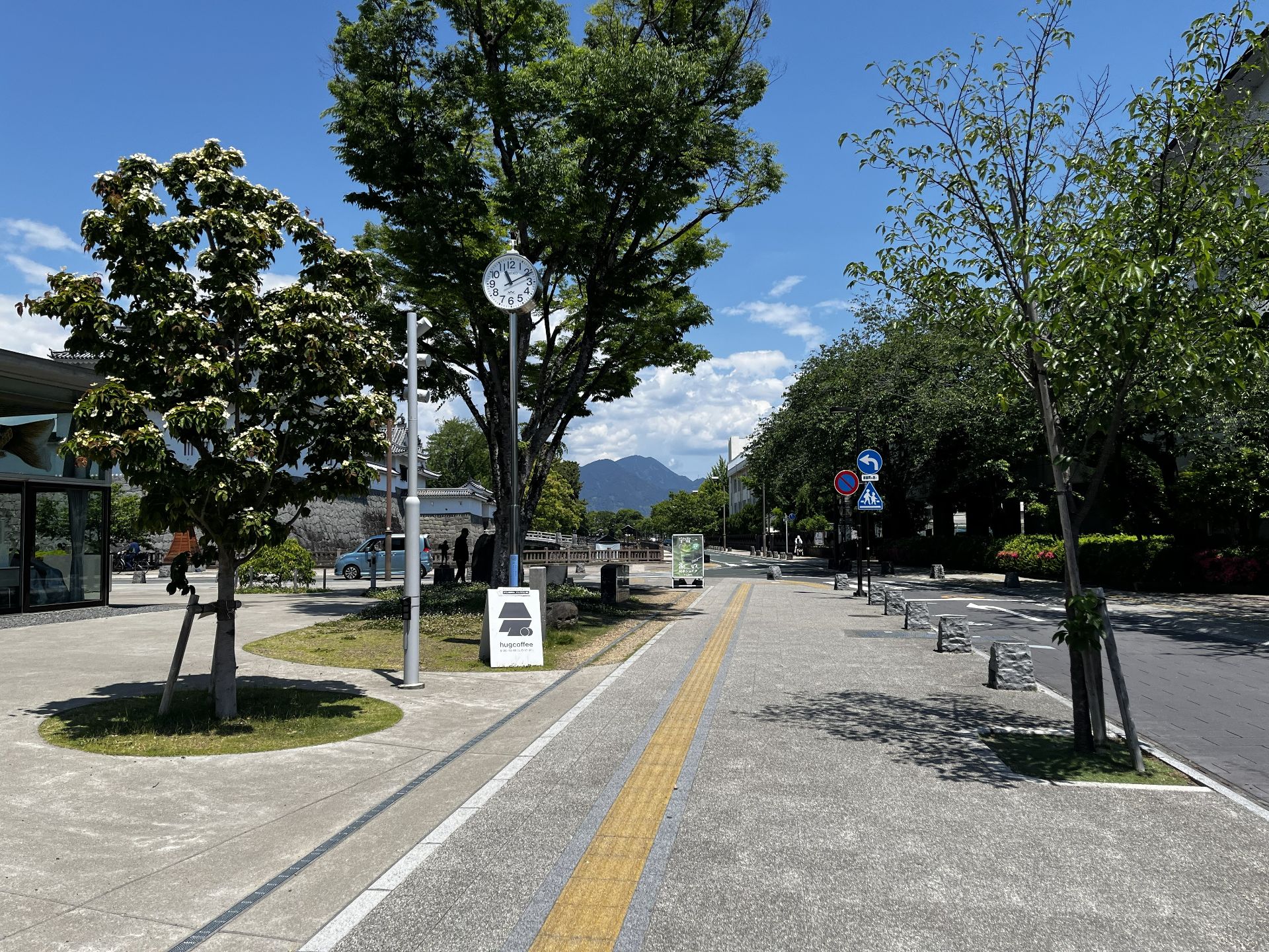 静岡市博物館が左に現れたら、
沿って左に曲がります。