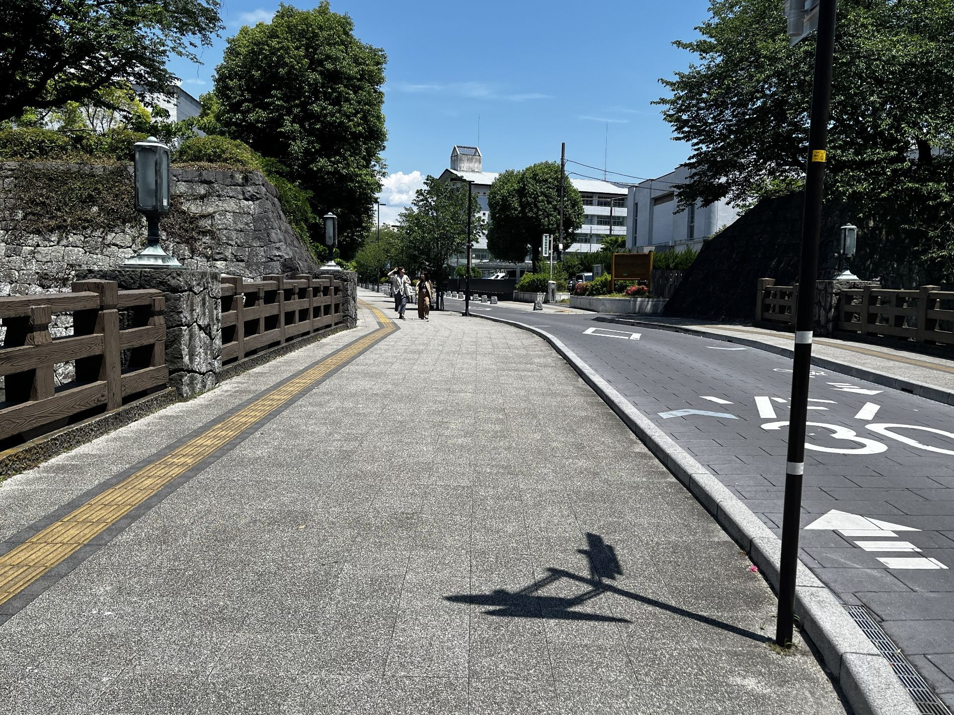 そのまままっすぐ進みます。