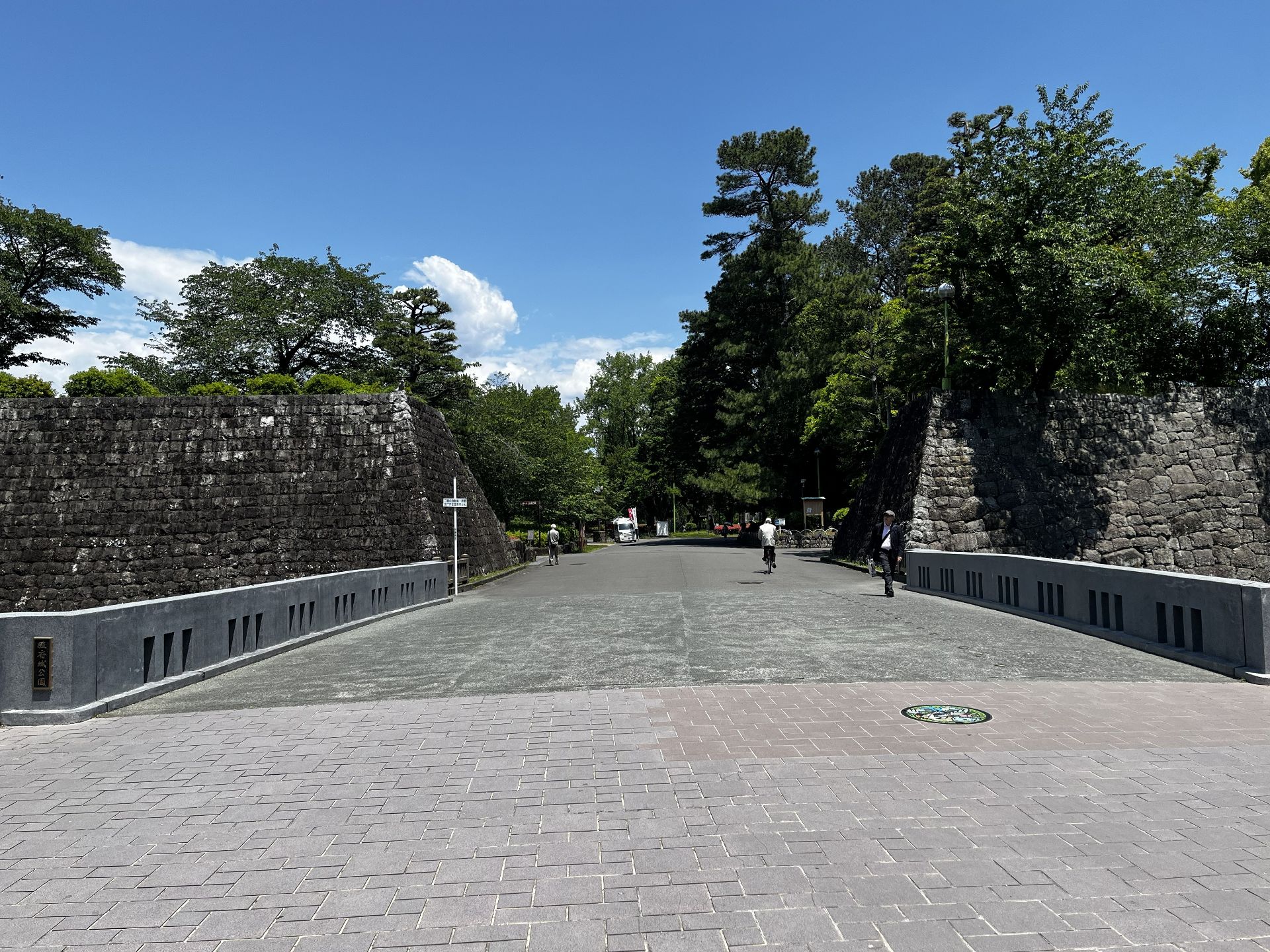そのまま歩いていると右側に入り口が見えてきます。写真の右下あたりにポケふたがあります。