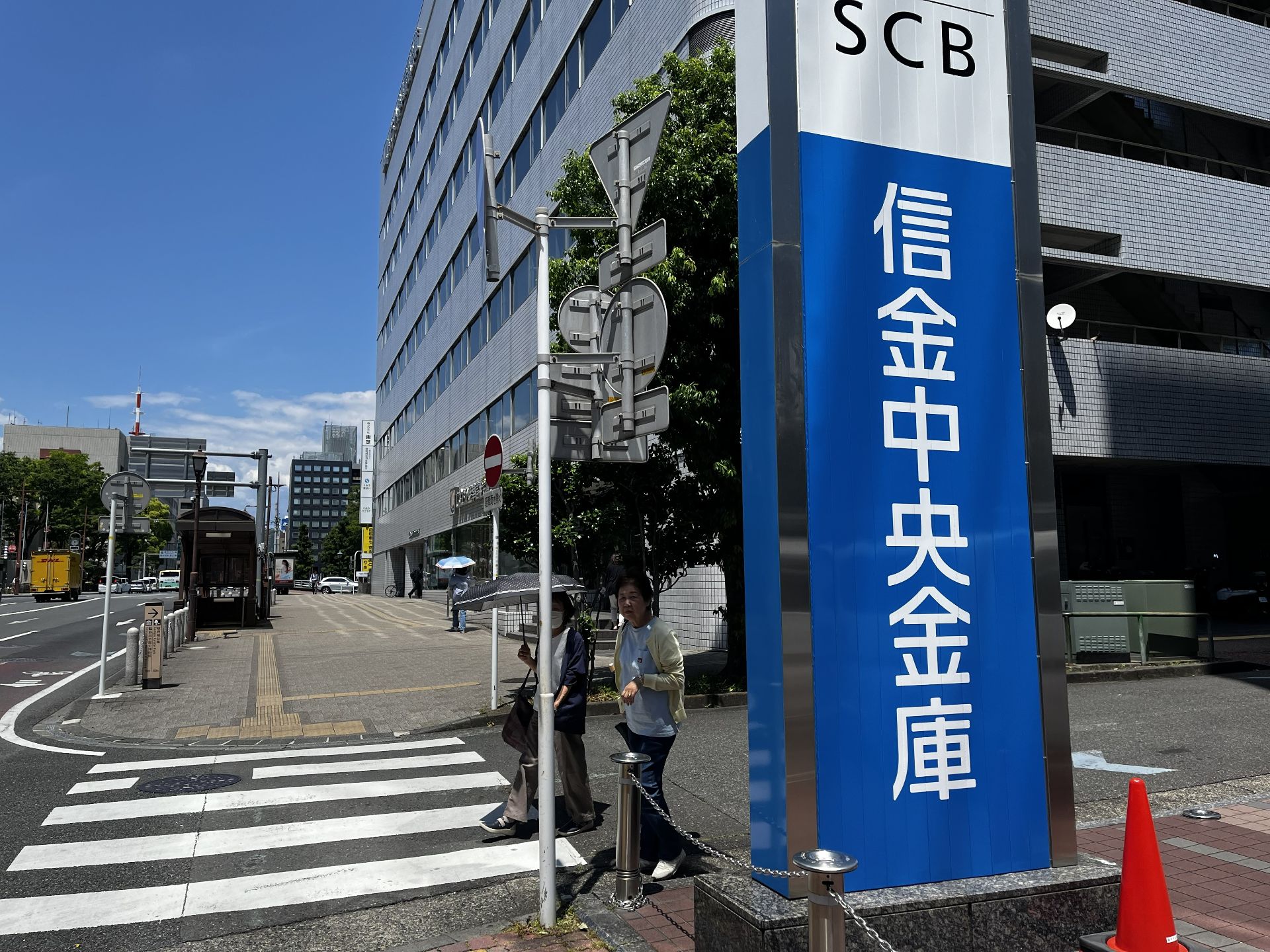 信金中央金庫の看板が見えたら右に。