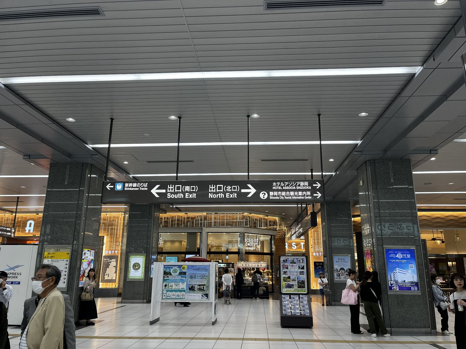 JRの改札を出たらまずは北口に向かいます。